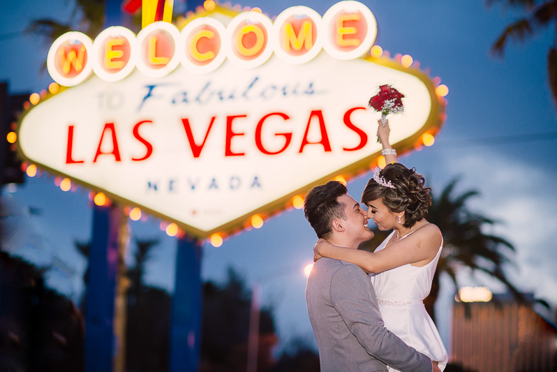 Las Vegas Sign Wedding02