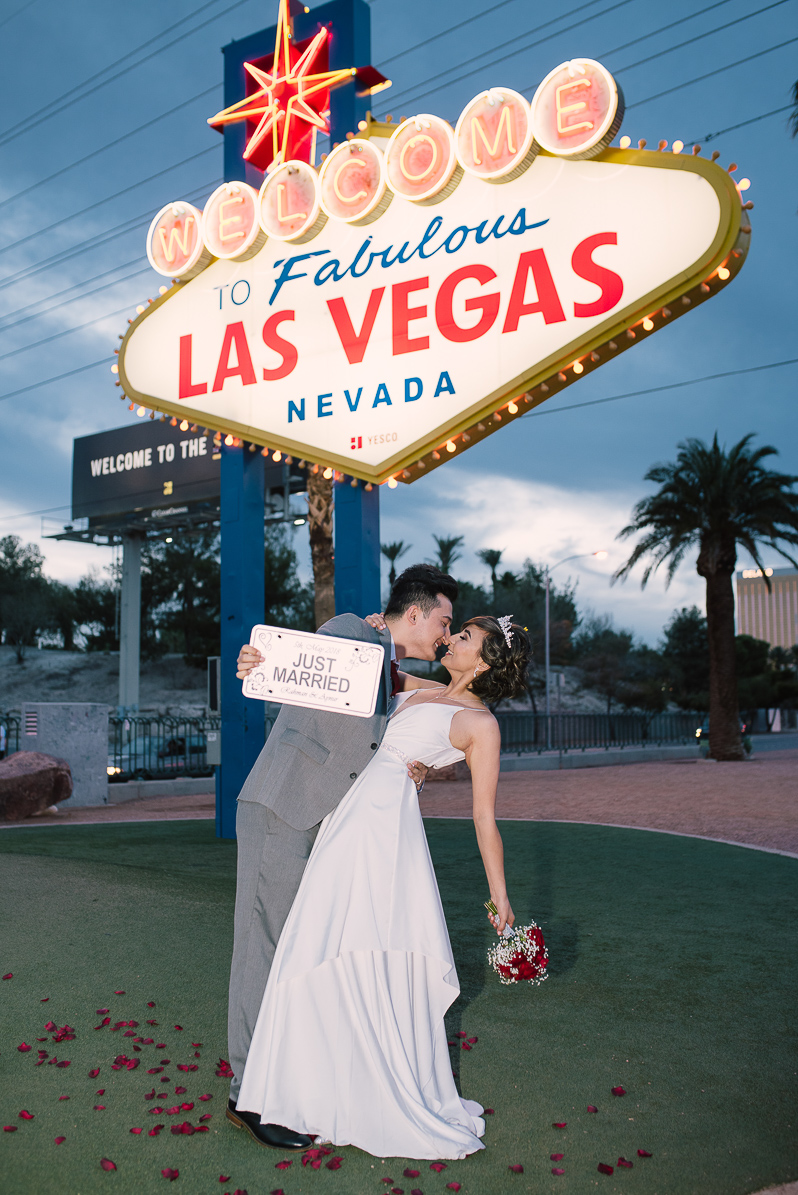 Las Vegas Sign Wedding19